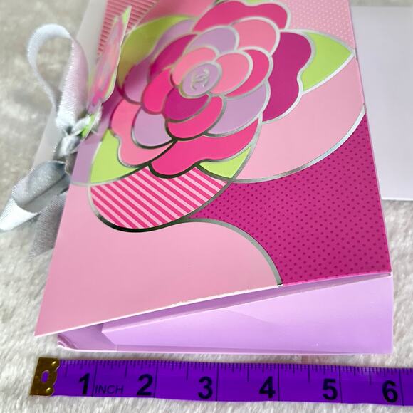 CHANEL Mother’s Day gift package and card set - Picture 8 of 11